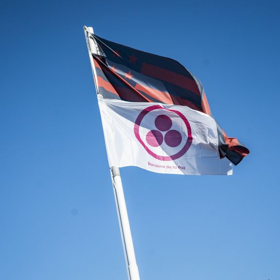 La Bandera de la Paz flamea en Boedo