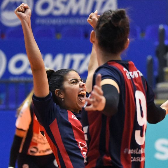 Las campeonas salen a la cancha