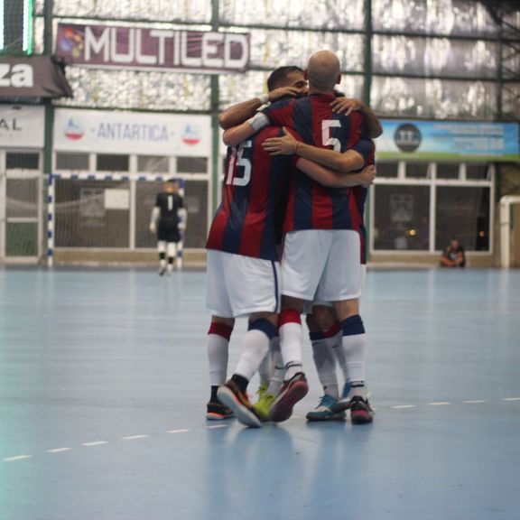 El campeón puso primera con una goleada